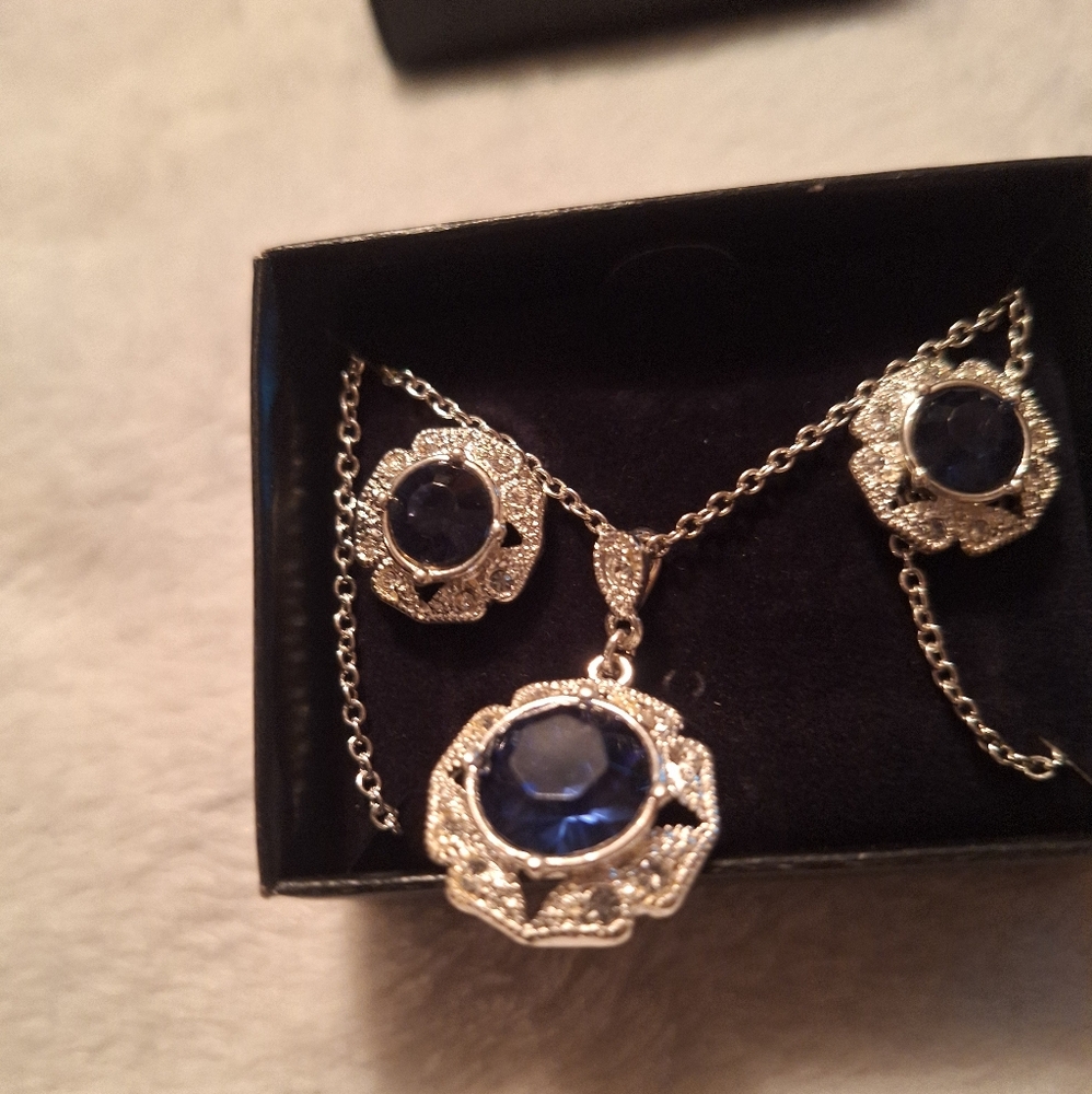 Avon Colletta Necklace And Earrings Gift Set NWOT